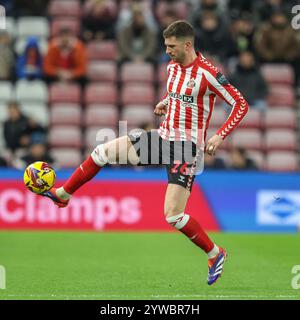 Sunderland, Großbritannien. Dezember 2024. Chris Mepham aus Sunderland kontrolliert den Ball während des Sky Bet Championship Matches Sunderland gegen Bristol City im Stadion of Light, Sunderland, Großbritannien, 10. Dezember 2024 (Foto: Alfie Cosgrove/News Images) in Sunderland, Großbritannien am 10. Dezember 2024. (Foto: Alfie Cosgrove/News Images/SIPA USA) Credit: SIPA USA/Alamy Live News Stockfoto