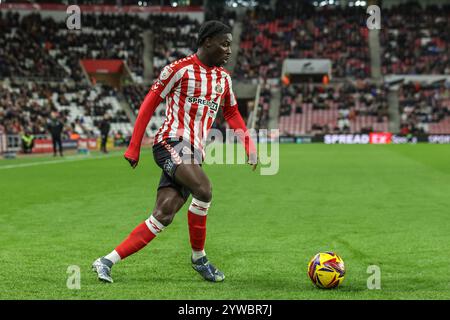 Sunderland, Großbritannien. Dezember 2024. Eliezer Mayenda aus Sunderland bricht mit dem Ball während des Sky Bet Championship Matches Sunderland gegen Bristol City im Stadium of Light, Sunderland, Vereinigtes Königreich, 10. Dezember 2024 (Foto: Alfie Cosgrove/News Images) in Sunderland, Vereinigtes Königreich am 12.10.2024. (Foto: Alfie Cosgrove/News Images/SIPA USA) Credit: SIPA USA/Alamy Live News Stockfoto