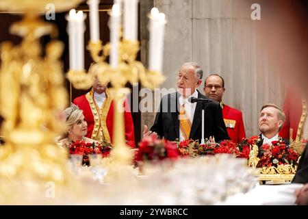 AMSTERDAM: König Willem-Alexander und Königin Maxima zusammen mit dem portugiesischen Präsidenten Marcelo Rebelo de Sousa während des Staatsbanketts im Königlichen Palast. Der portugiesische Präsident ist zu einem zweitägigen Staatsbesuch in den Niederlanden. ANP ROBIN VAN LONKHUIJSEN niederlande aus - belgien aus Stockfoto