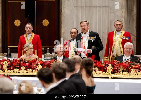 AMSTERDAM: König Willem-Alexander und Königin Maxima zusammen mit dem portugiesischen Präsidenten Marcelo Rebelo de Sousa während des Staatsbanketts im Königlichen Palast. Der portugiesische Präsident ist zu einem zweitägigen Staatsbesuch in den Niederlanden. ANP ROBIN VAN LONKHUIJSEN niederlande aus - belgien aus Stockfoto