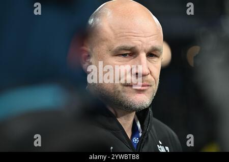 ABD0048 20241210 - SALZBURG - ÖSTERREICH: Sportdirektor Rouven Schroeder (RBS).am Dienstag, 10. Dezember 2024, während des Champions League Games/Ligaphase/6. Runde zwischen Red Bull Salzburg und Paris St. Germain in Salzburg. - Foto: APA/BARBARA GINDL - 20241210 PD11717 Credit: APA-PictureDesk/Alamy Live News Stockfoto