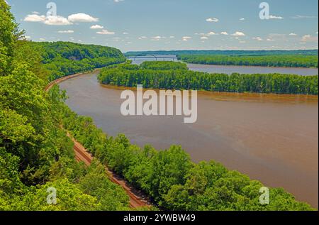 Bridge and Railroad entlang des Mississippi River im Mississippi Palisades State Park in Illinois Stockfoto