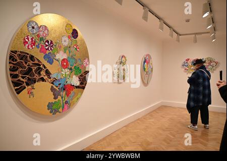 Anlässlich der Ausstellung übernahm Murakami die Gagosian Gallery and Shop in der Londoner Burlington Arcade. Am Dienstag, den 10. Dezember, um 12:00 Uhr, brachte Murakami einen exklusiven T-Shirt-Drop im Gagosian Shop auf den Markt, in dem 200 T-Shirts in limitierter Auflage des Künstlers veröffentlicht wurden. Die T-Shirts wurden für 200 £ pro ... verkauft Stockfoto