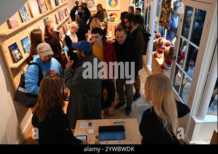 Anlässlich der Ausstellung übernahm Murakami die Gagosian Gallery and Shop in der Londoner Burlington Arcade. Am Dienstag, den 10. Dezember, um 12:00 Uhr, brachte Murakami einen exklusiven T-Shirt-Drop im Gagosian Shop auf den Markt, in dem 200 T-Shirts in limitierter Auflage des Künstlers veröffentlicht wurden. Die T-Shirts wurden für 200 £ pro ... verkauft Stockfoto