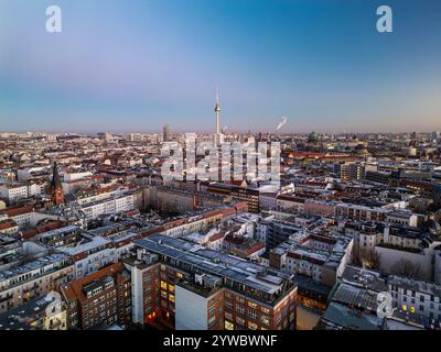 Blick aus der Vogelperspektive auf Berlin mitte mit Dächern, Wahrzeichen wie Fernsehturm und Berliner Dom in der Abenddämmerung mit violettem und blauem Himmel Stockfoto