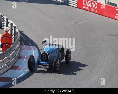 Bugatti 35B verlässt den Casino Square am Monaco GP Historique 2024 Stockfoto