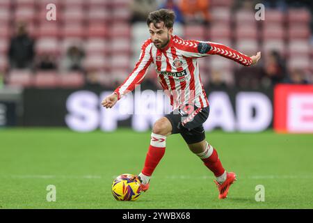 Sunderland, Großbritannien. Dezember 2024. Patrick Roberts aus Sunderland bricht beim Sky Bet Championship Match Sunderland gegen Bristol City im Stadion of Light, Sunderland, Großbritannien, 10. Dezember 2024 (Foto: Alfie Cosgrove/News Images) in Sunderland, Großbritannien am 10. Dezember 2024. (Foto: Alfie Cosgrove/News Images/SIPA USA) Credit: SIPA USA/Alamy Live News Stockfoto