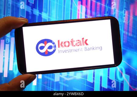 In dieser Abbildung wird das Firmenlogo der Kotak Mahindra Bank auf einem Smartphone-Bildschirm angezeigt. Stockfoto