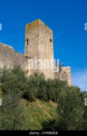 Wachtürme an der Mauer der mittelalterlichen Stadt Monteriggioni, Sienna, Toskana, Italien. Von außen gesehen. Stockfoto