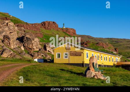 Jugendherberge Leif Eriksson und Kunst aus metall mit Statue von Erik dem Roten auf dem Hügel. Brattahlíð, Qassiarsuk, Kujalleq, Südgrönland, Dänemark Stockfoto