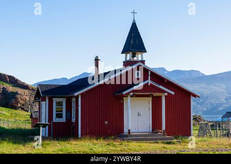 Rote Holzkirche mit Bergen und Tunulliarfik Fjord im Hintergrund. Qassiarsuk, Brattahlíð, Südwestgrönland, Südgrönland, Dänemark Stockfoto