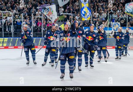 Die Münchner lassen sich angefuehrt von Kapitaen Patrick Hager (EHC Red Bull Muenchen, #52) von den Fans feiern. GER, EHC Red Bull Muenchen vs. Straubing Tigers, Eishockey, DEL, 27. Spieltag, Saison 2024/2025, 10.12.2024. Foto: Eibner-Pressefoto/Heike Feiner Stockfoto