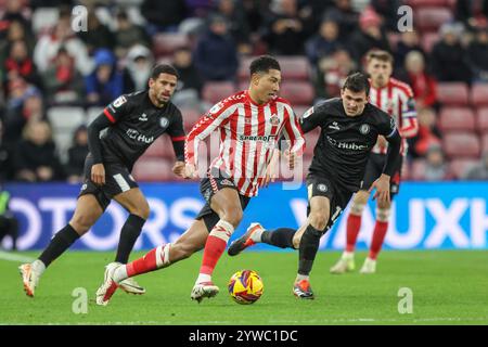 Sunderland, Großbritannien. Dezember 2024. Jobe Bellingham aus Sunderland bricht mit dem Ball während des Sky Bet Championship Matches Sunderland gegen Bristol City im Stadium of Light, Sunderland, Vereinigtes Königreich, 10. Dezember 2024 (Foto: Alfie Cosgrove/News Images) in Sunderland, Vereinigtes Königreich am 12.10.2024. (Foto: Alfie Cosgrove/News Images/SIPA USA) Credit: SIPA USA/Alamy Live News Stockfoto