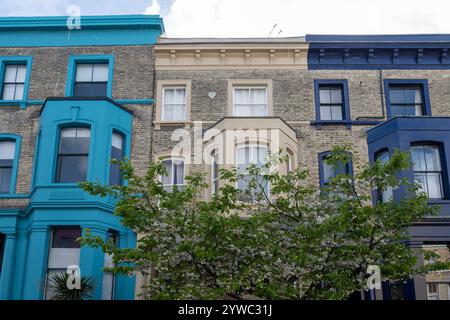Touristenroute auf Notting Hill, Spaziergang durch Straßen mit bunten Häusern, Portobello Road, Stadtleben, wohlhabende Viertel in London, Großbritannien im Frühjahr Stockfoto