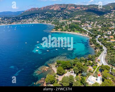 Panoramablick von oben auf das blaue Mittelmeer dea, Sandstrand der Stadt Agay, Sommerferienziel in der Nähe der roten Berge von Esterel, französische Riviera, Stockfoto