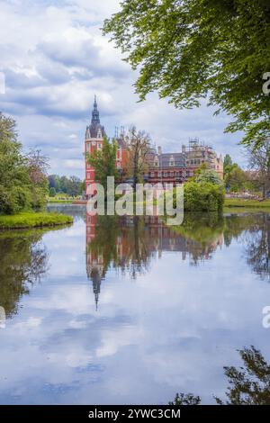 Bad Muskau, Deutschland - 3. Mai 2024: Schönes und majestätisches Schloss Hermann von Pückler im Zentrum des Muskauer Parks mit wunderschönen grünen Lichtungen rund um und Stockfoto