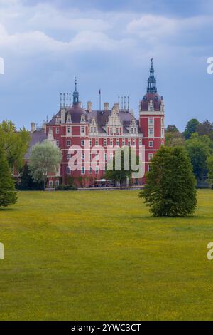 Bad Muskau, Deutschland - 3. Mai 2024: Schönes und majestätisches Schloss Hermann von Pückler im Zentrum des Muskauer Parks mit wunderschönen grünen Lichtungen rund um und Stockfoto