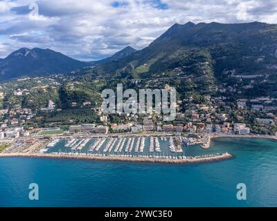 Blick aus der Vogelperspektive auf die französische Riviera, die farbenfrohe Altstadt von Menton und den Yachthafen am blauen Mittelmeer in der Nähe der französisch-italienischen Grenze, Reiseziel, Panoramablick Stockfoto