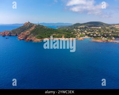 Panoramablick von oben auf das blaue Mittelmeer dea, Sandstrand der Stadt Agay, Sommerferienziel in der Nähe der roten Berge von Esterel, französische Riviera, Stockfoto