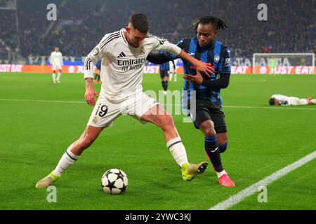 Bergamo, Italien. Dezember 2024. Atalanta Ademola Lookman kämpft um den Ball mit Dani Ceballos von Real Madrid. Während des UEFA Champions League-Fußballspiels zwischen Atalanta BC und Real Madrid im Gewiss-Stadion in Bergamo, Norditalien - Dienstag, 10. Dezember 2024. Sport - Fußball . (Foto: Spada/LaPresse) Credit: LaPresse/Alamy Live News Stockfoto