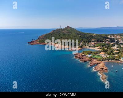 Panoramablick von oben auf das blaue Mittelmeer dea, Sandstrand der Stadt Agay, Sommerferienziel in der Nähe der roten Berge von Esterel, französische Riviera, Stockfoto