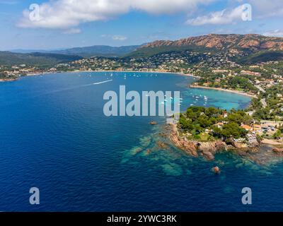 Panoramablick von oben auf das blaue Mittelmeer dea, Sandstrand der Stadt Agay, Sommerferienziel in der Nähe der roten Berge von Esterel, französische Riviera, Stockfoto