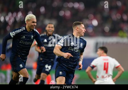 Leipzig, Deutschland. Dezember 2024. Fußball: Champions League, RB Leipzig - Aston Villa, Vorrunde, Spieltag 6, Red Bull Arena: Ross Barkley (r) von Aston Villa feiert mit Morgan Rogers nach seinem 2:3-Tor. Robert Michael/dpa/Alamy Live News Stockfoto