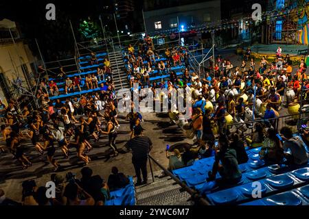 Tänzer und Candombe-Drummer treten während einer Probe für den Karneval in Montevideo, Uruguay, auf. Stockfoto