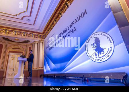 Kiew, Ukraine. Dezember 2024. Der ukrainische Präsident Wolodymyr Zelenskyj hält während der Zeremonie des Borys Paton Nationalen Preises der Ukraine am 10. Dezember 2024 in Kiew, Ukraine, eine Rede. Zelenskyj hat 91 Wissenschaftler für herausragende wissenschaftliche Forschung ausgezeichnet, die die Verteidigung und Widerstandsfähigkeit der Ukraine stärkt. Kredit: Ukrainischer Ratsvorsitz/Pressestelle Des Ukrainischen Präsidenten/Alamy Live News Stockfoto