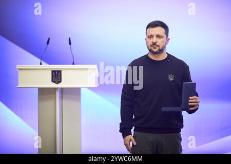 Kiew, Ukraine. Dezember 2024. Der ukrainische Präsident Wolodymyr Zelenskyj verlieh im Rahmen einer Zeremonie am 10. Dezember 2024 in Kiew (Ukraine) den Staatspreis Borys Paton. Zelenskyj hat 91 Wissenschaftler für herausragende wissenschaftliche Forschung ausgezeichnet, die die Verteidigung und Widerstandsfähigkeit der Ukraine stärkt. Kredit: Ukrainischer Ratsvorsitz/Pressestelle Des Ukrainischen Präsidenten/Alamy Live News Stockfoto