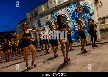 Tänzer treten während einer Probe für den Karneval in Montevideo, Uruguay, auf. Stockfoto