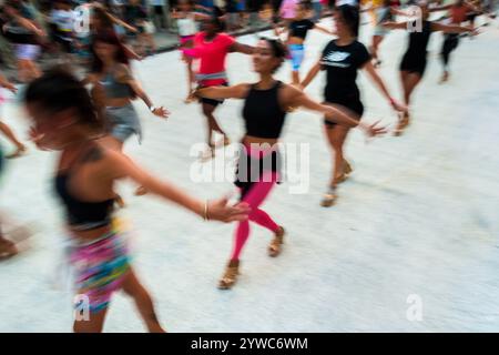 Tänzer treten während einer Probe für den Karneval in Montevideo, Uruguay, auf. Stockfoto