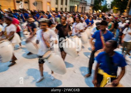 Candombe-Schlagzeuger treten während einer Probe für den Karneval in Montevideo, Uruguay, auf. Stockfoto