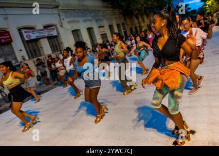 Tänzer treten während einer Probe für den Karneval in Montevideo, Uruguay, auf. Stockfoto