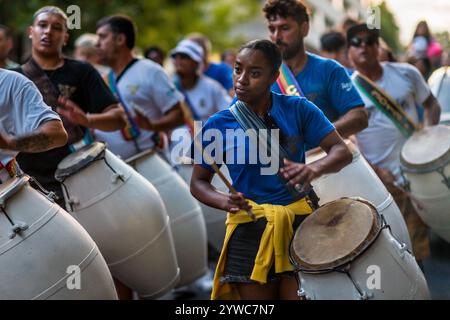 Candombe-Schlagzeuger treten während einer Probe für den Karneval in Montevideo, Uruguay, auf. Stockfoto