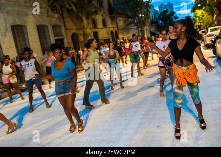 Tänzer treten während einer Probe für den Karneval in Montevideo, Uruguay, auf. Stockfoto