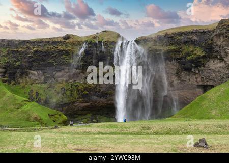 Der Seljalandsfoss-Wasserfall mündet in den Seljalandsa-Fluss, Süd-Island, Island Stockfoto