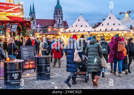 Tollwood Winterfestival auf der Theresienwiese, Besucher schlendern über das Festival, München, Dezember 2024 Deutschland, München, Dezember 2024, Tollwood Winterfestival, Besucher schlendern am Dienstagnachmittag über das Festival, Theresienwiese mit Paulskirche, das Winter-Tollwood geht vom 26. November bis 22. November. Dezember 2024, Winter, Kultur, Weihnachtszeit, Veranstaltung, *** Tollwood Winter Festival auf der Theresienwiese, Besucher schlendern durch das Festival, München, Dezember 2024 Deutschland, München, Dezember 2024, das Tollwood Winter Festival bietet Besuchern am Dienstag danach einen Spaziergang durch das Festival Stockfoto