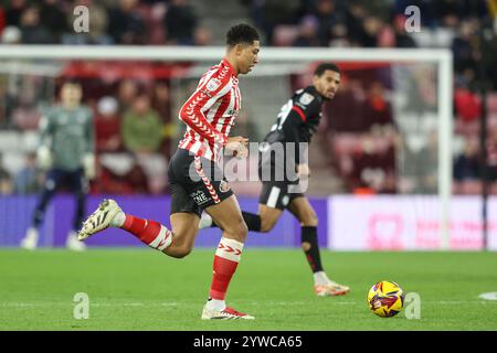 Sunderland, Großbritannien. Dezember 2024. Jobe Bellingham aus Sunderland bricht mit dem Ball während des Sky Bet Championship Matches Sunderland gegen Bristol City im Stadium of Light, Sunderland, Vereinigtes Königreich, 10. Dezember 2024 (Foto: Alfie Cosgrove/News Images) in Sunderland, Vereinigtes Königreich am 12.10.2024. (Foto: Alfie Cosgrove/News Images/SIPA USA) Credit: SIPA USA/Alamy Live News Stockfoto