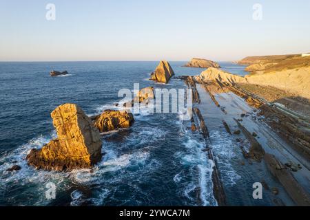 Dramatischer Blick auf Playa de la Arnia, Kantabrien, Spanien. Arnia Beach, Asturien bei Sonnenuntergang. Fantastische Landschaft, Linien, abstrakte Formen, schöne Farben. Stockfoto