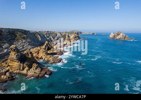 Dramatischer Blick auf Playa de la Arnia, Kantabrien, Spanien. Arnia Beach, Asturien bei Sonnenuntergang. Fantastische Landschaft, Linien, abstrakte Formen, schöne Farben. Stockfoto