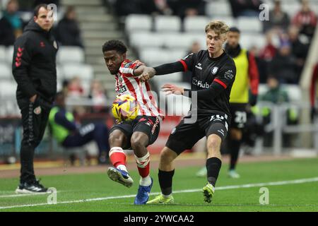 Sunderland, Großbritannien. Dezember 2024. Aji Alese aus Sunderland gibt den Ball während des Sky Bet Championship Matches Sunderland gegen Bristol City im Stadion of Light, Sunderland, Vereinigtes Königreich, 10. Dezember 2024 (Foto: Alfie Cosgrove/News Images) in Sunderland, Vereinigtes Königreich, am 10. Dezember 2024. (Foto: Alfie Cosgrove/News Images/SIPA USA) Credit: SIPA USA/Alamy Live News Stockfoto