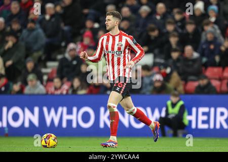 Sunderland, Großbritannien. Dezember 2024. Chris Mepham aus Sunderland bricht mit dem Ball während des Sky Bet Championship Matches Sunderland gegen Bristol City im Stadium of Light, Sunderland, Großbritannien, 10. Dezember 2024 (Foto: Alfie Cosgrove/News Images) in Sunderland, Großbritannien, am 10. Dezember 2024. (Foto: Alfie Cosgrove/News Images/SIPA USA) Credit: SIPA USA/Alamy Live News Stockfoto