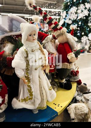 Kiew, Ukraine - 02. Dezember 2024: Weihnachtsszene mit einer wunderschön gekleideten Winterpuppe, umgeben von verschiedenen Weihnachtsdekorationen, darunter Stockfoto