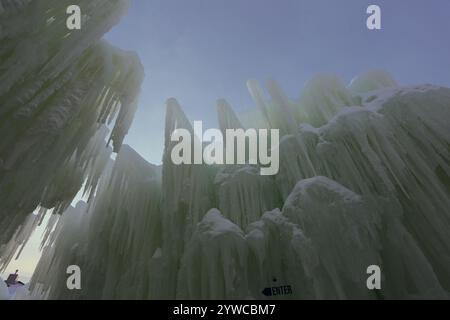 Eine Mauer aus gefrorenem Eis und Eiszapfen, die sich am Eingang zu den Eisschlössern im Genfer See, Wisconsin, USA, erhebt Stockfoto