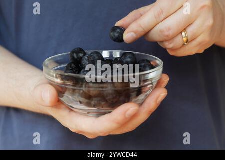 Nahaufnahme eines männlichen Kaukasiers, der eine Schüssel Heidelbeeren hält. Stockfoto