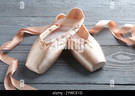 Ein Paar schöne spitzenschuhe auf grauem Holztisch Stockfoto