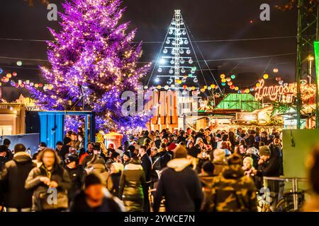 Tollwood Winterfestival auf der Theresienwiese, viele Besucher schlendern am Dienstagabend über das Festival, München, Dezember 2024 Deutschland, München, Dezember 2024, Tollwood Winterfestival mit farbig beleuchtetem Weihnachtsbaum, viele Besucher schlendern am Dienstagabend über das Festival auf der Theresienwiese, das Winter-Tollwood geht vom 26. November bis 22. November. Dezember 2024, Winter, Kultur, Weihnachtszeit, Veranstaltung, *** Tollwood Winter Festival auf der Theresienwiese, viele Besucher schlendern am Dienstagabend durch das Festival, München, Dezember 2024 Deutschland, München, Dezember 2024, T Stockfoto