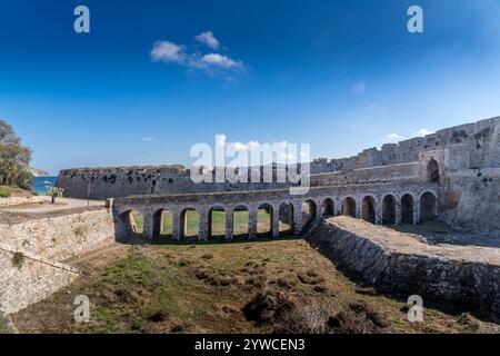 Venezianische Stadtmauer mit Kanonenanschlüssen, Steinbrücke mit Bögen bei der Burg Methoni und Festung in Griechenland Stockfoto