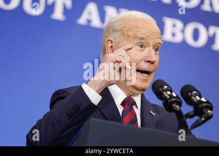 Washington, DC, 10. Dezember 2024. US-Präsident Joe Biden hält am 10. Dezember 2024 in Washington, D.C., eine Rede vor der Brookings Institution. Biden fördert die Auswirkungen seiner âmiddle-out-upâ Wirtschaftspolitik. Quelle: Samuel Corum/Pool über CNP/dpa/Alamy Live News Stockfoto